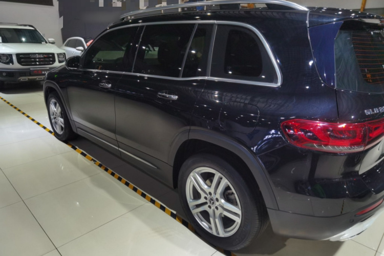 奔驰GLB 2023款 GLB 220 动感型车身外观4