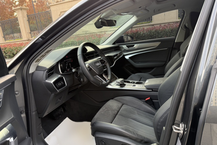 奥迪A6(进口) 2024款 Avant 先锋派 45 TFSI 臻选动感型中控内饰7001