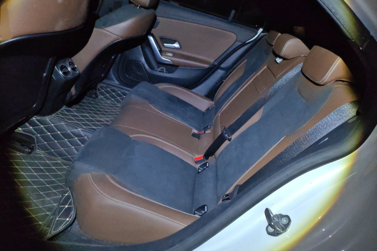 奔驰A级 2020款 A 180 L 运动轿车中控内饰21