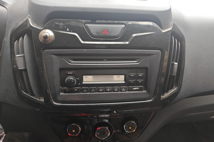 五十铃 瑞迈 2018款 2.8T经典版两驱豪华款加长货厢JE493ZLQ5F局部细节16