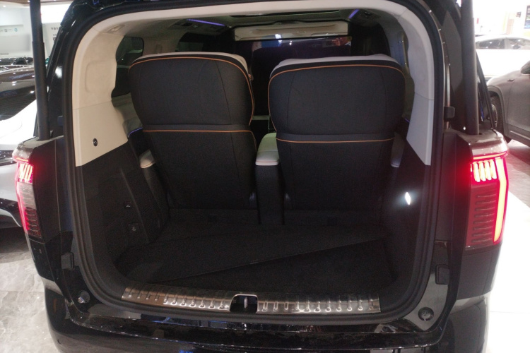 极氪009 2024款 光辉机舱底盘23