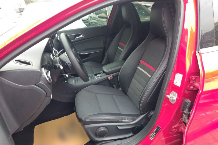 奔驰A级(进口) 2015款 A 180 标准型中控内饰19