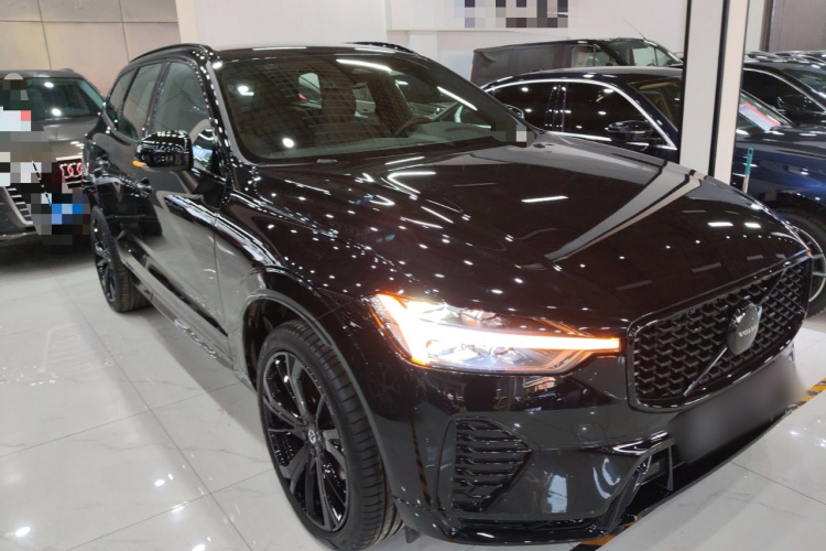 沃尔沃XC60 2025款 B5 四驱智远极夜黑版车身外观3