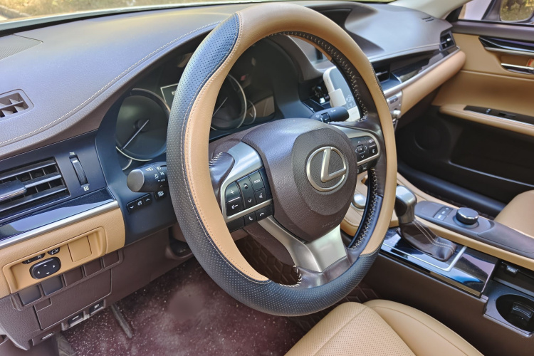 雷克萨斯ES 2015款 300h 舒适版局部细节13