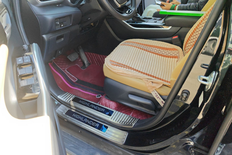 丰田 汉兰达 2023款 2.5L智能电混双擎四驱精英版 7座中控内饰7003