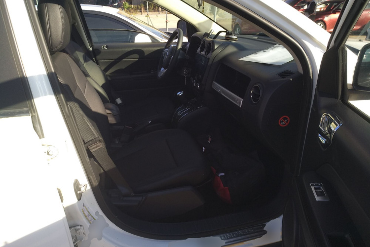 Jeep 指南者(进口) 2014款 2.0L 两驱运动版局部细节41