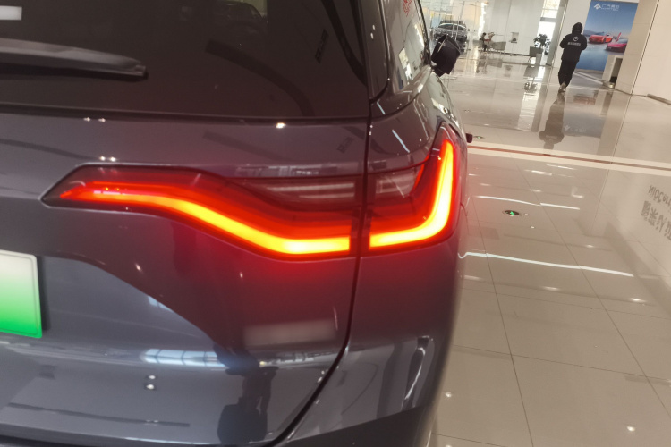 蔚来ES8 2020款 580KM 六座版车身外观9