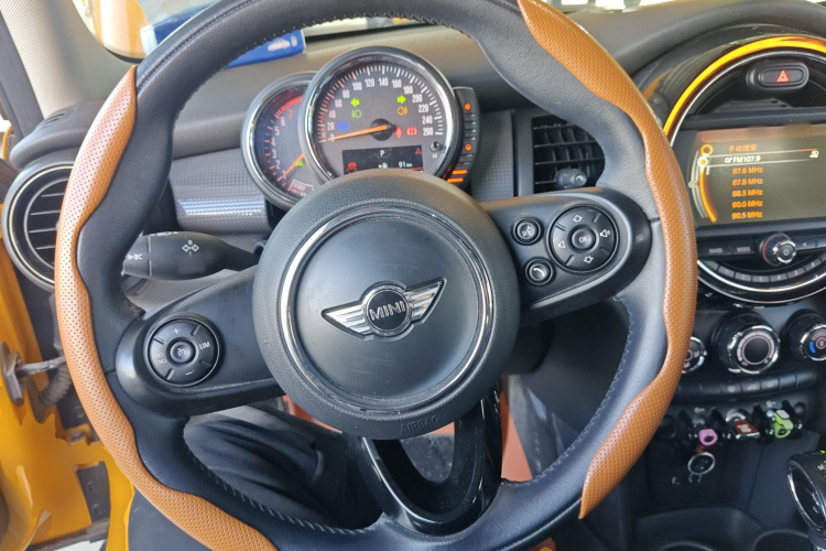 MINI 2015款 1.5T COOPER Fun 五门版中控内饰13