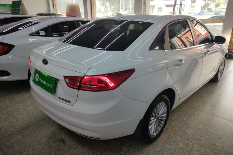 福特 福睿斯 2017款 改款 1.5L 自动舒适型车身外观7