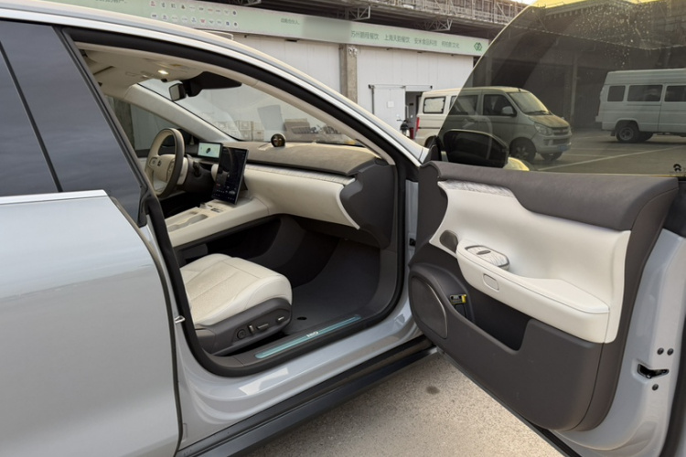 蔚来ET7 2022款 75kWh中控内饰7013