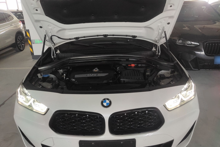 宝马X2 2021款 改款 xDrive25i 曜夜版机舱底盘24