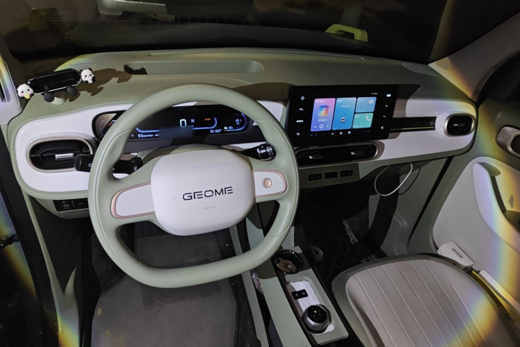 吉利银河 2025款 210km 熊猫骑士中控内饰12