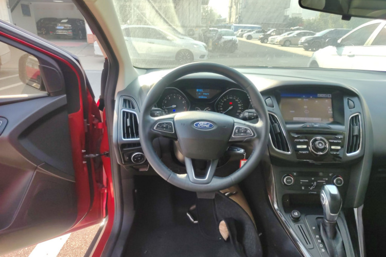 福特 福克斯 2015款 三厢 1.6L 自动风尚型中控内饰13