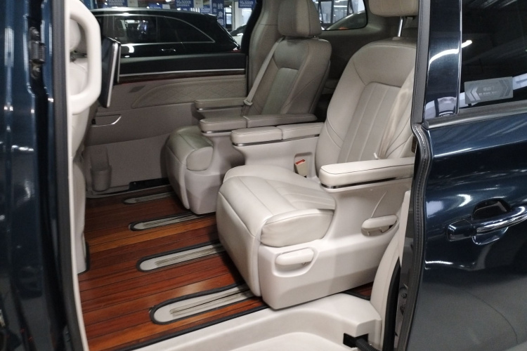 广汽传祺 传祺M8 2018款 320T 旗舰版中控内饰7004