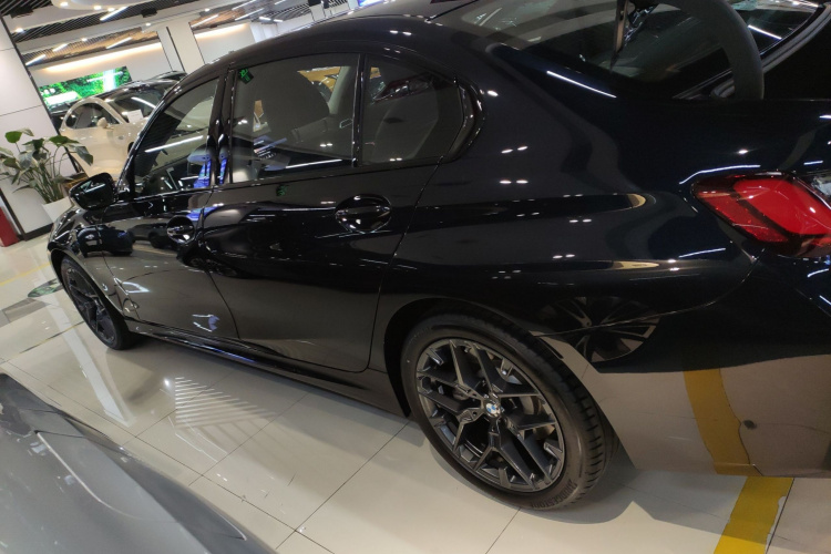 宝马3系 2025款 330Li M运动曜夜套装车身外观4