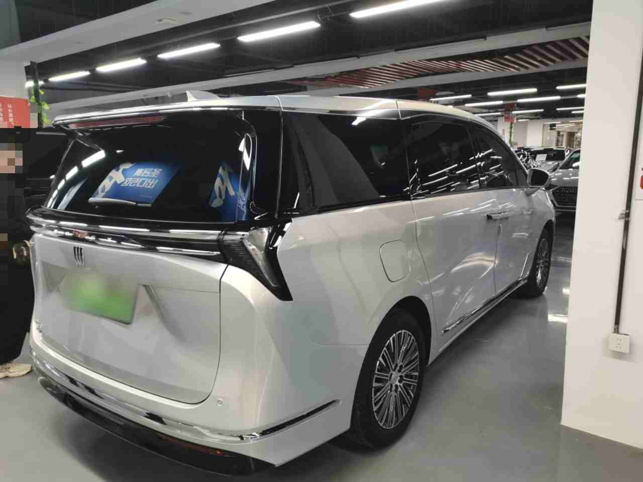 车辆右后45度外观展示
