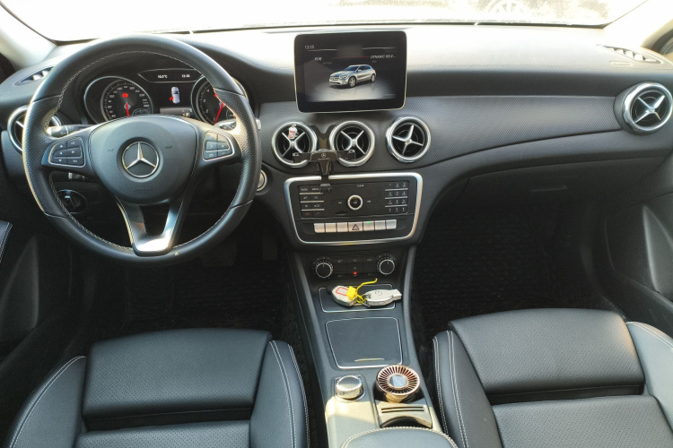 奔驰GLA 2018款 GLA 200 时尚型中控内饰12