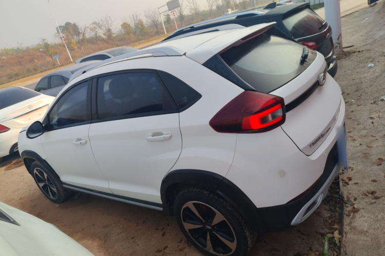 奇瑞 瑞虎3X 2021款 改款 PLUS 1.5L CVT尽兴松子版车身外观4