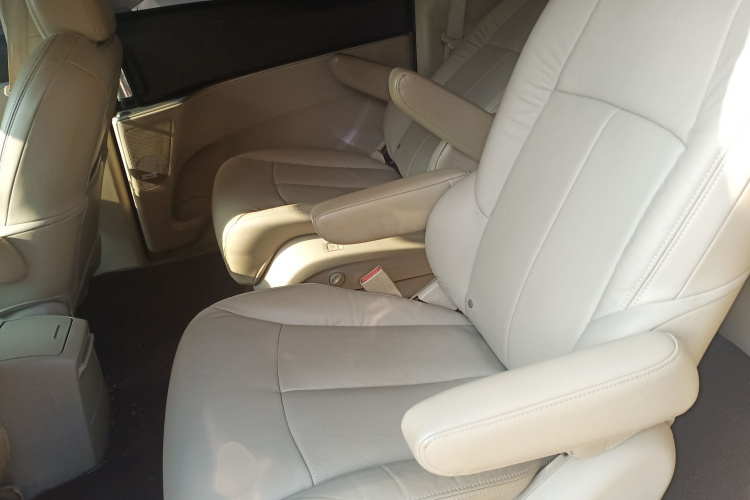 别克GL8 2014款 3.0L XT豪华商务旗舰版中控内饰21