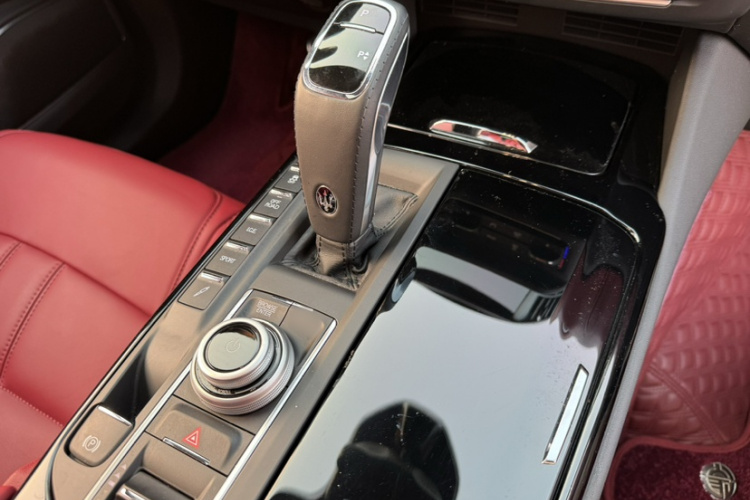 玛莎拉蒂 Levante 2023款 3.0T Modena中控内饰7005