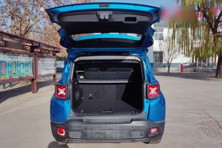 Jeep 自由侠 2017款  180T 自动劲能版局部细节23