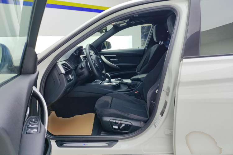 宝马3系 2017款 320i M运动型中控内饰19