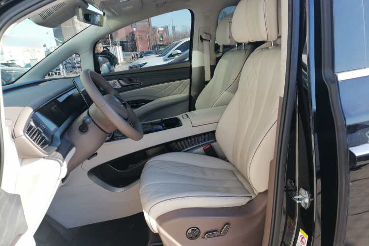 腾势D9 2022款 DM-i 970 四驱旗舰型中控内饰19