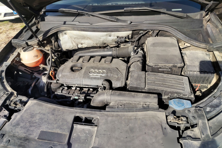 奥迪Q3 2013款 35 TFSI 进取型机舱底盘24