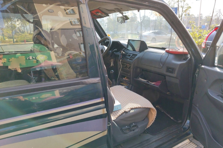 猎豹汽车 猎豹6481 2009款 2.2L 手动两驱局部细节9005