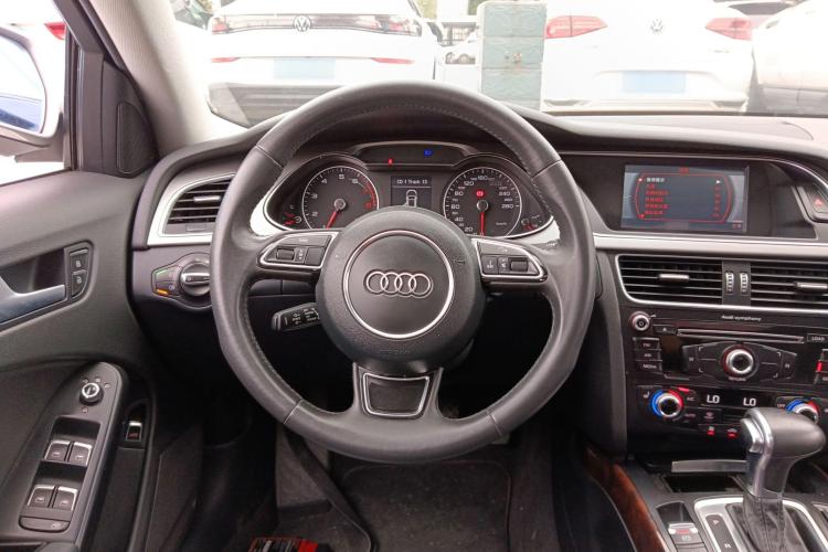 奥迪A4L 2015款 35 TFSI 自动舒适型中控内饰13