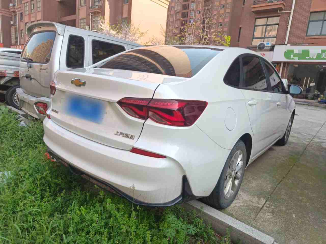 车辆右后45度外观展示