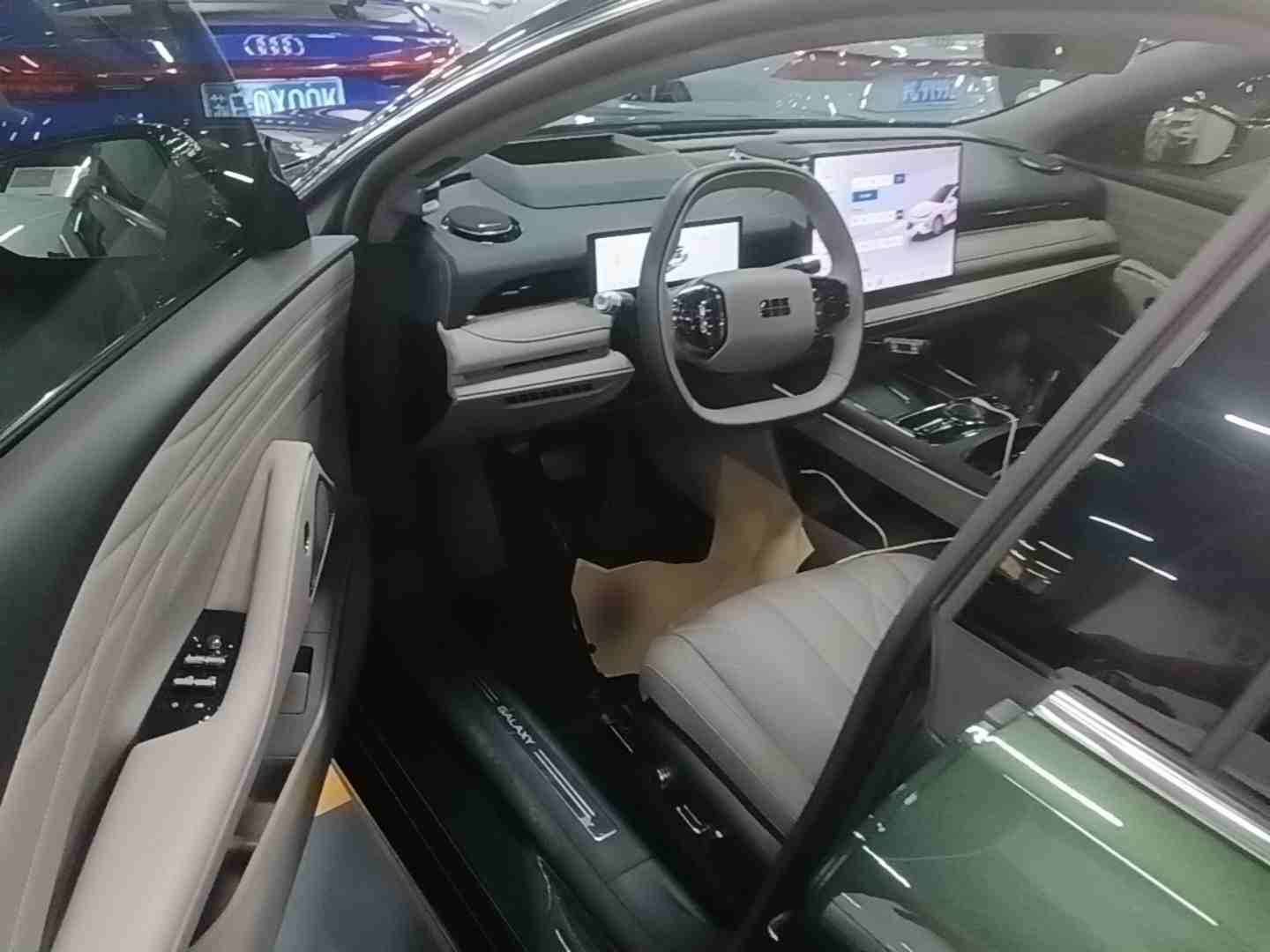 驾驶位全景，展示内饰布局与科技感