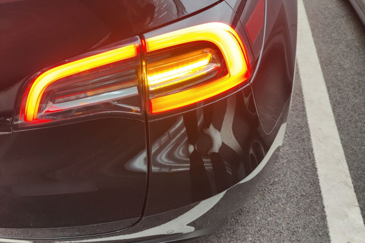 特斯拉 Model Y 2022款 Performance高性能全轮驱动版车身外观9