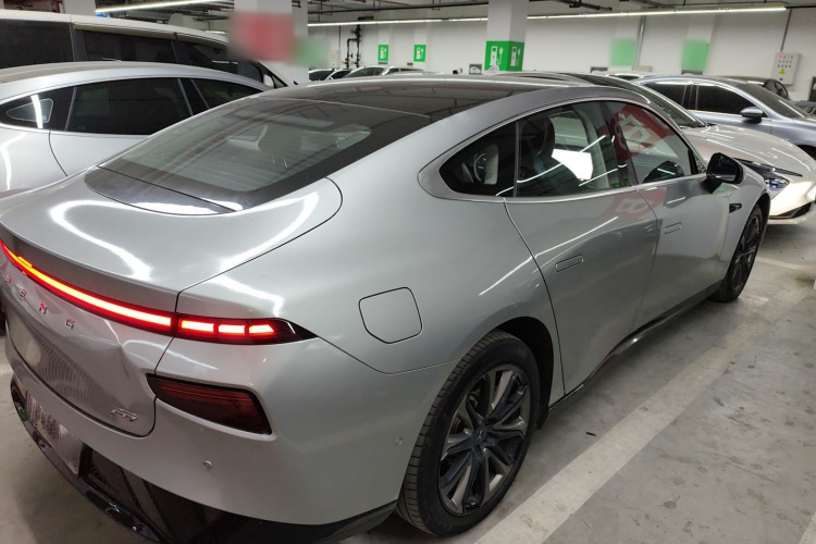 小鹏P7 2022款 625E车身外观7