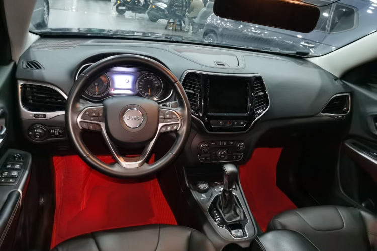 Jeep 自由光 2019款 2.0T 四驱探享版+自动驾驶智慧包 国V中控内饰7002