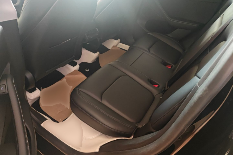 特斯拉 Model Y 2022款 改款 后轮驱动版中控内饰7004