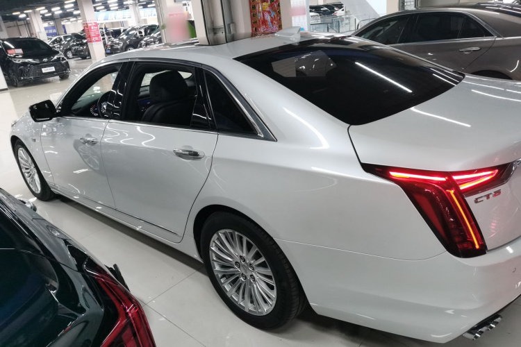 凯迪拉克CT6 2019款 28T 豪华型车身外观4