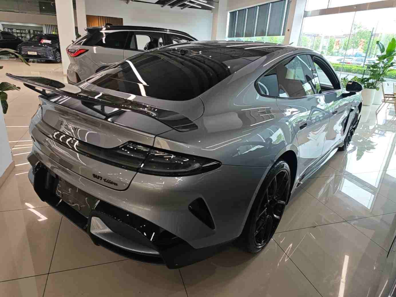 车辆右后45度视角展示
