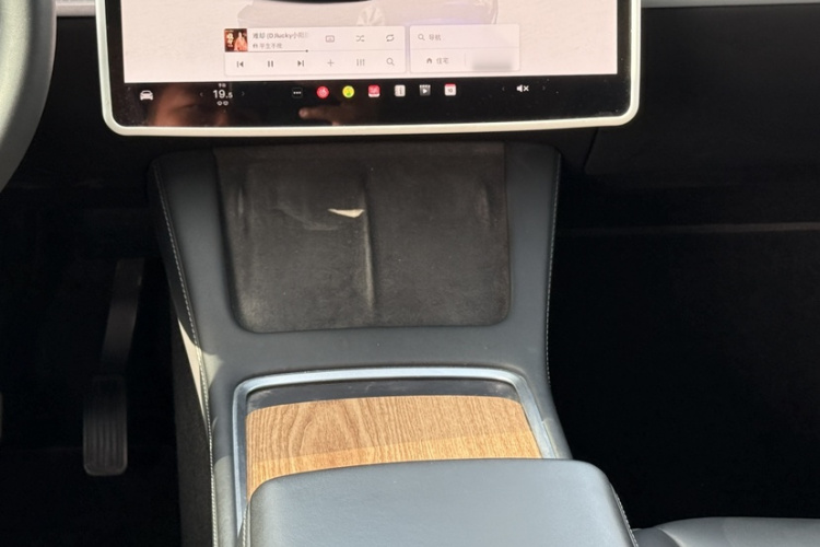 特斯拉 Model Y 2022款 改款 后轮驱动版中控内饰7001