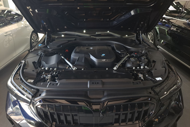 宝马5系 2025款 530Li 尊享型 M运动套装机舱底盘24