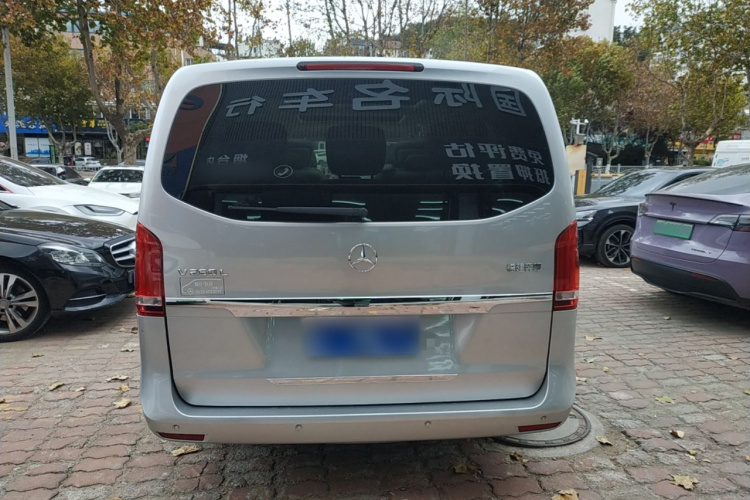 奔驰V级 2016款 V 260 L 尊贵加长版车身外观6