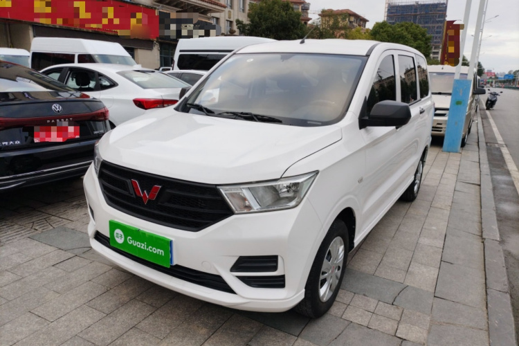 五菱汽车 五菱宏光 2021款 1.5L改款 S基本型 液压助力LAR车身外观4