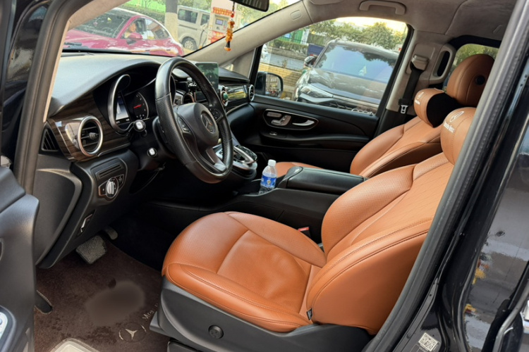 奔驰V级 2018款 V 260 领航版 国VI中控内饰7011