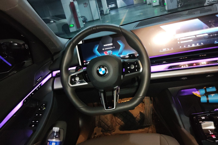 宝马5系 2025款 530Li 领先型 M运动套装中控内饰13