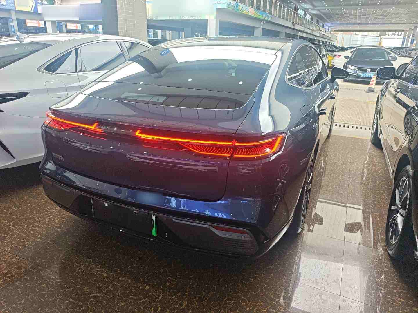 车辆右后45度外观展示