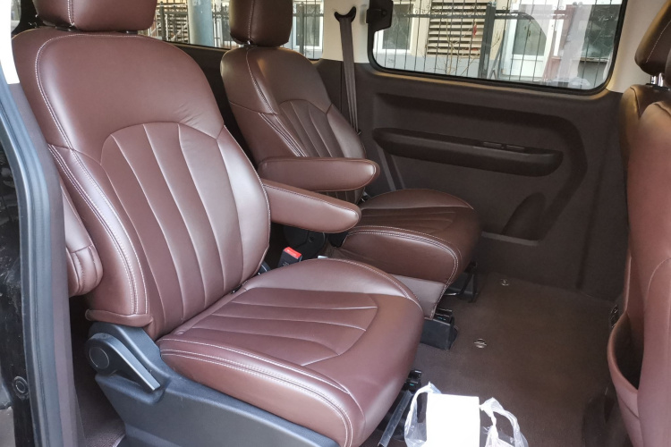 BAW北汽制造 锐胜王牌M7 2023款 2.0L 自动长轴创享型 7座中控内饰21