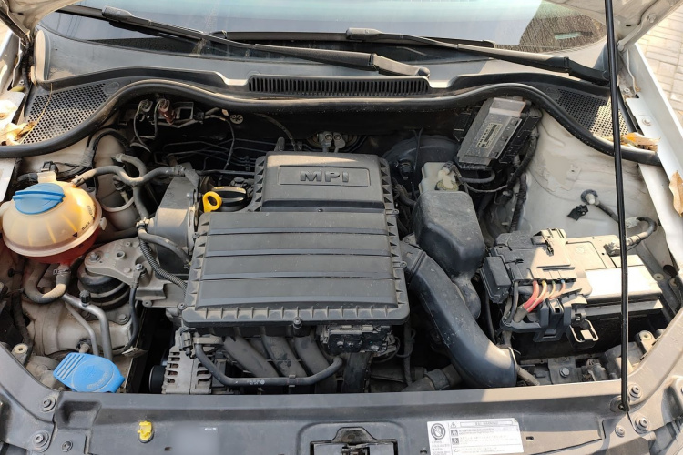 大众 Polo 2014款 1.4L 手动风尚版机舱底盘24