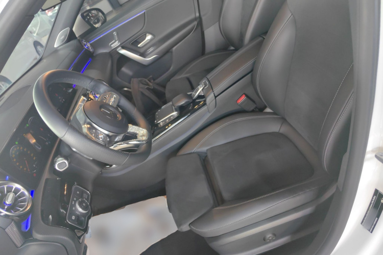 奔驰A级 2020款 改款 A 200 L 运动轿车时尚型中控内饰19