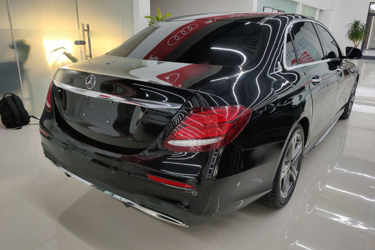 奔驰E级 2020款 E 260 L 运动型车身外观7