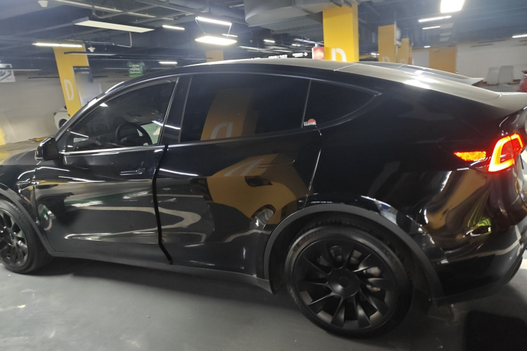 特斯拉 Model Y 2021款 标准续航后驱版车身外观4